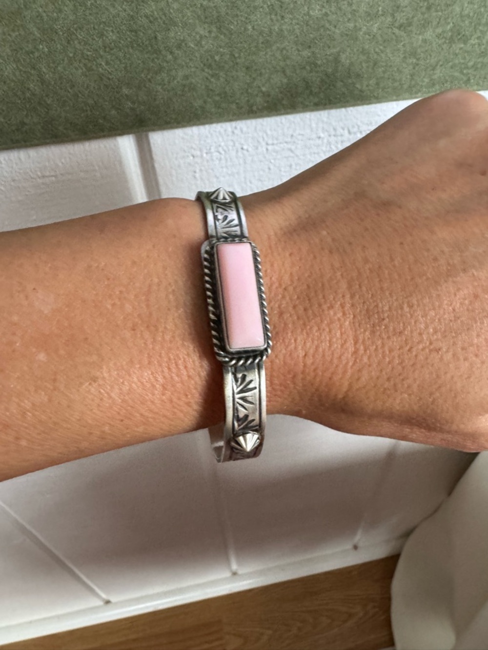 Native American Pink Conch Bar Cuff - Picture 6 of 6